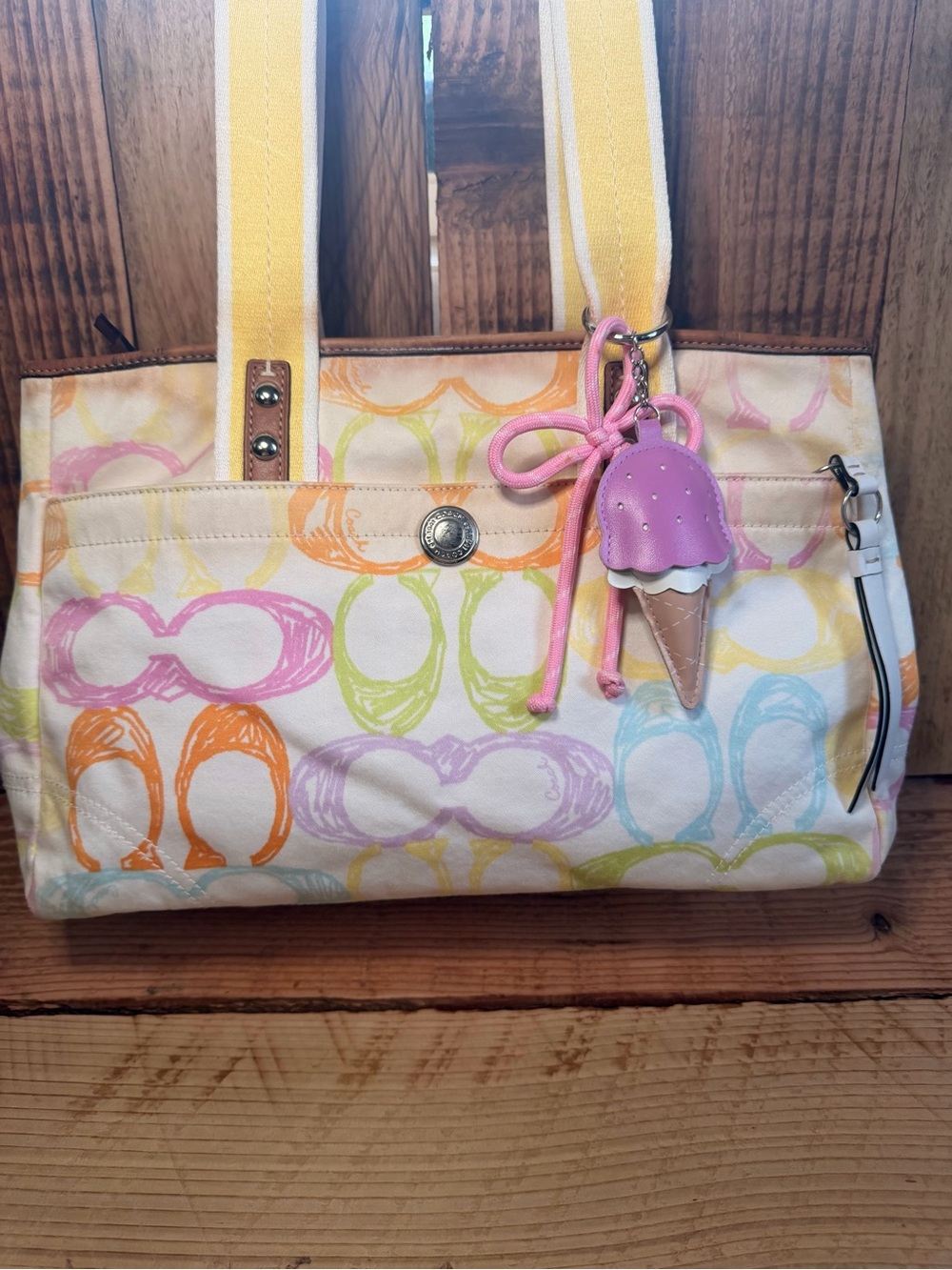 Coach Hampton Signature Scribble Pastel Tote 🩷✨🩵